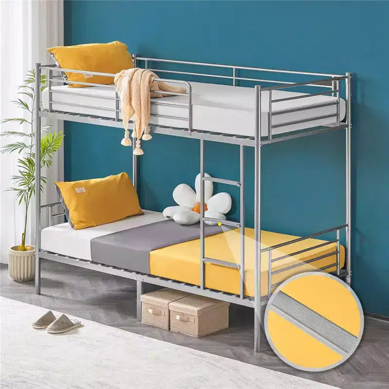 Letto a castello bianco gemello su gemello con scale e pioli piatti per bambini e adulti