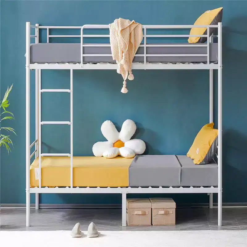 Letto a castello bianco gemello su gemello con scale e pioli piatti per bambini e adulti