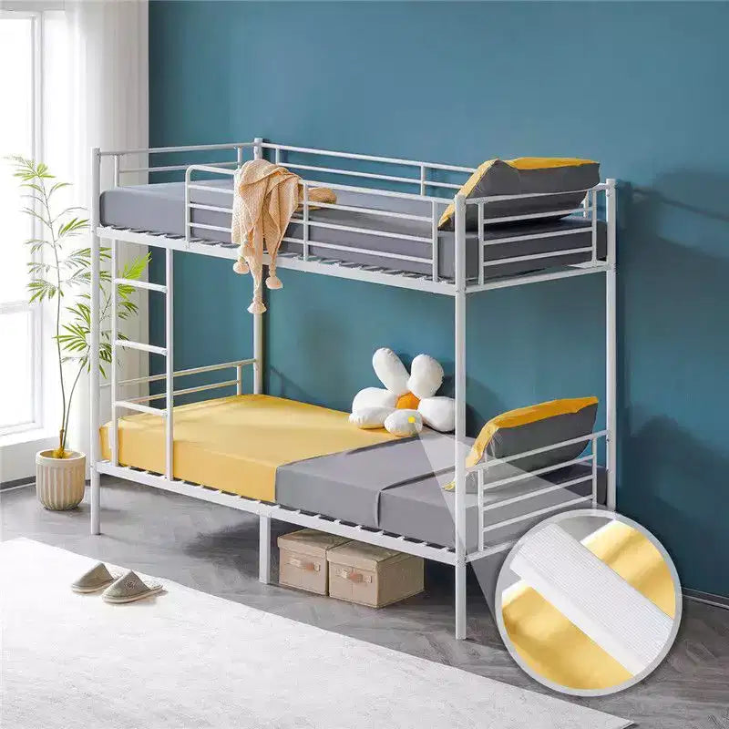 Letto a castello bianco gemello su gemello con scale e pioli piatti per bambini e adulti