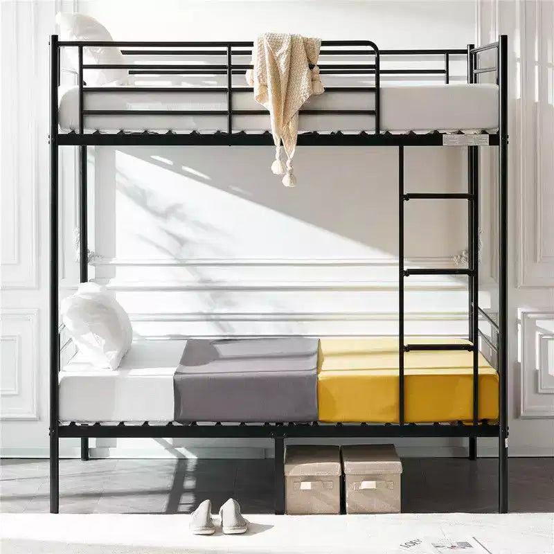Letto a castello bianco gemello su gemello con scale e pioli piatti per bambini e adulti
