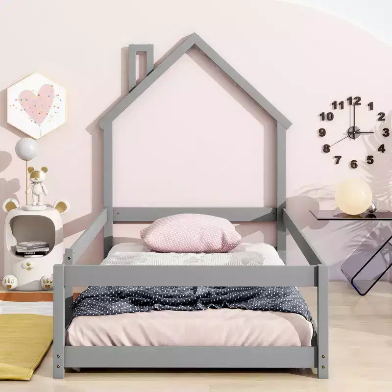 Letto a pavimento con testiera a forma di casetta, recinzioni di sicurezza e telaio in legno a basso profilo, misura singola