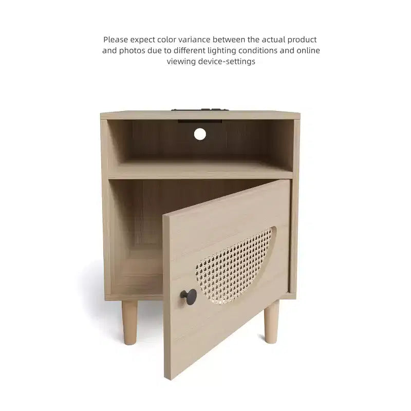 Tavolino Finale in Rattan con Anta Decorativa in Rattan, Tavolino Piccolo con Stazione di Ricarica, Ripiano e Cassetto in Legno, per Camera da Letto, Soggiorno