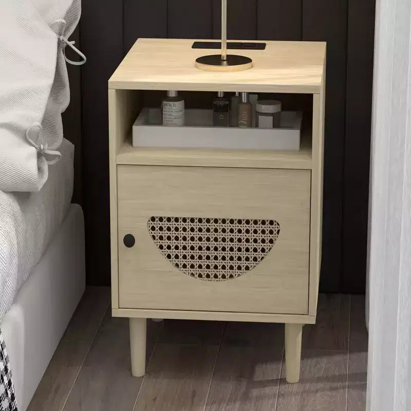 Tavolino Finale in Rattan con Anta Decorativa in Rattan, Tavolino Piccolo con Stazione di Ricarica, Ripiano e Cassetto in Legno, per Camera da Letto, Soggiorno