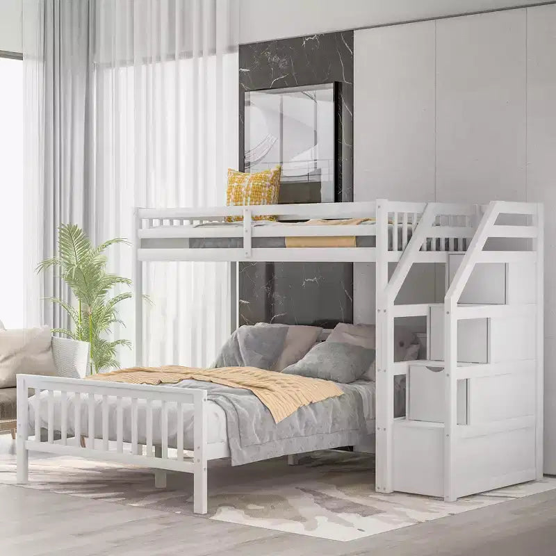 Letto a castello in legno massello, con letto inferiore una piazza e mezza e 3 cassetti portaoggetti, separabile in 2 letti singoli
