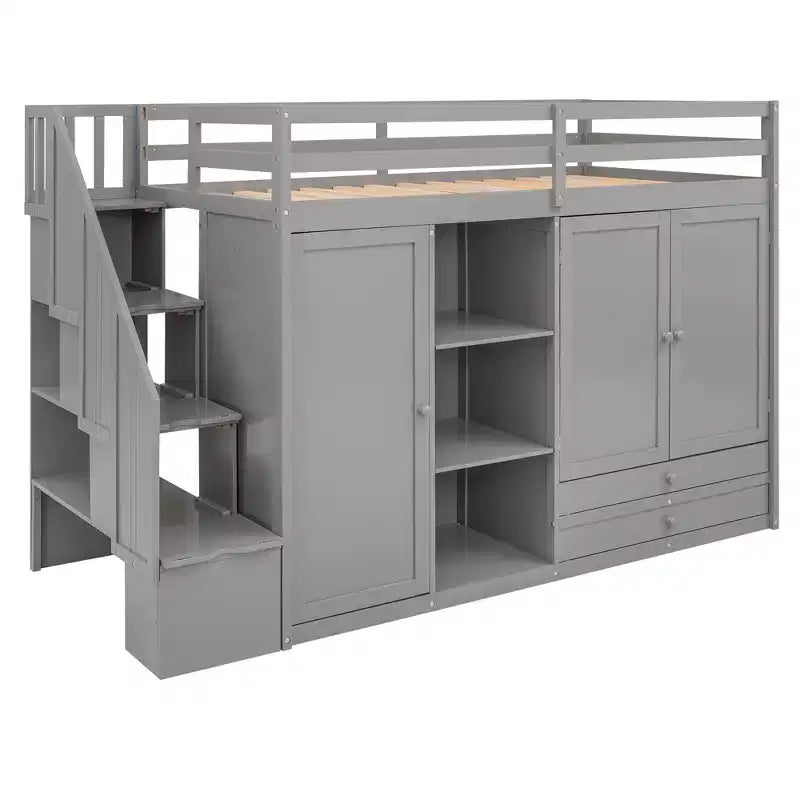 Letto a soppalco funzionale per cameretta con armadi e mensole, struttura in legno con scaletta contenitore e 2 cassetti